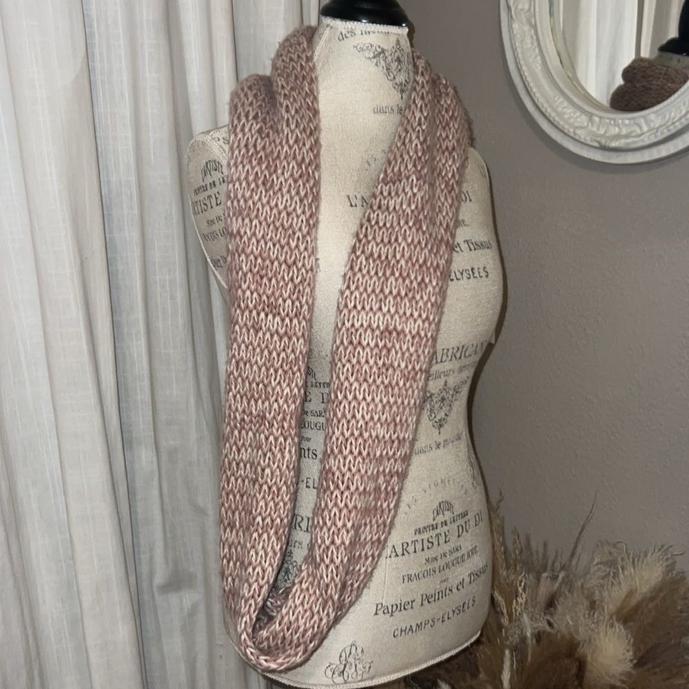 Rose pink mauve ivory white knit neck scarf 🧣 infinity wrap women’s accessory - Picture 5 of 7